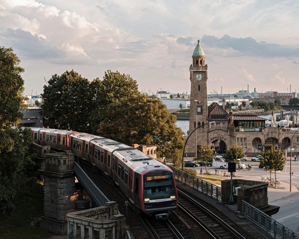 Hamburg Landungsbrücken mit U-Bahn – Ausflugsziel für Familien mit Kindern