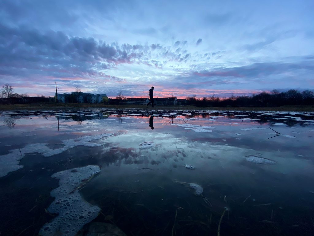 München bei Regen – Spaziergang am Wasser in der Abenddämmerung