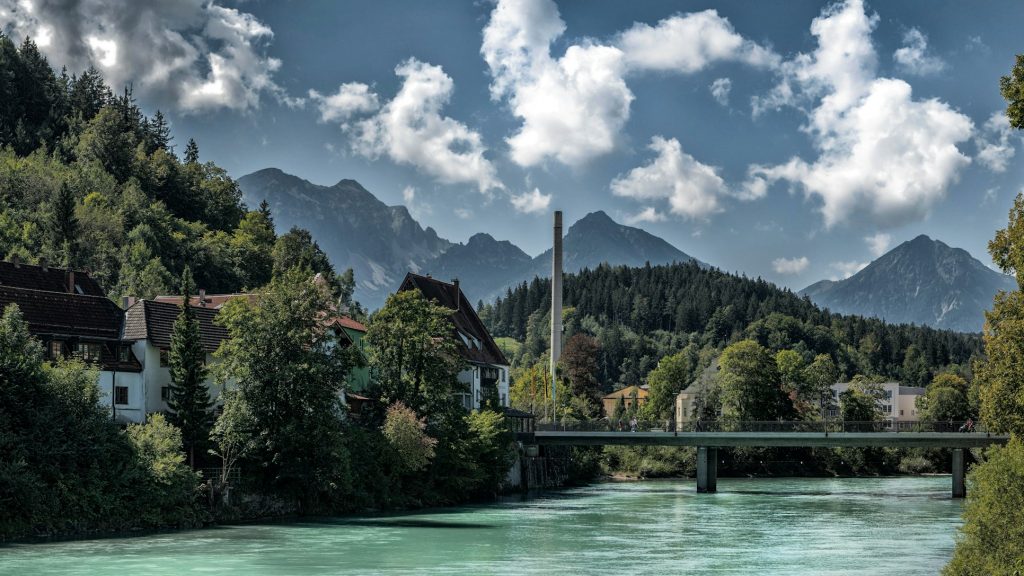 Allgäu leichte Panoramarunde: sanfter Wiesenweg mit weitem Alpenpanorama bei klarem Himmel