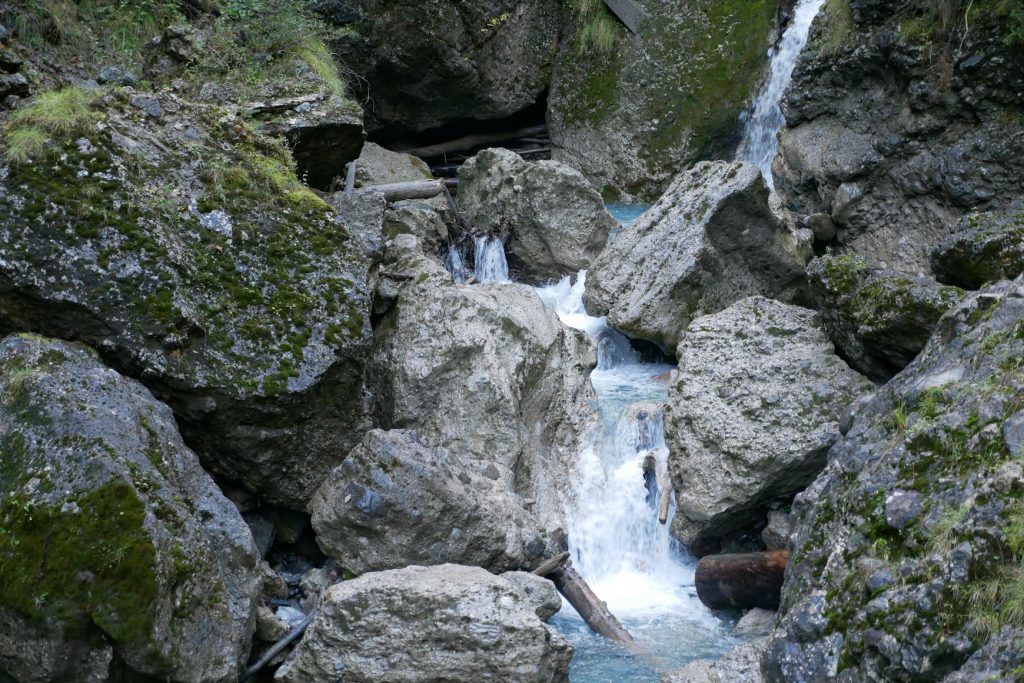 Leichte Wasserfall-Wanderung im Chiemgau mit Blick auf einen malerischen Wasserfall