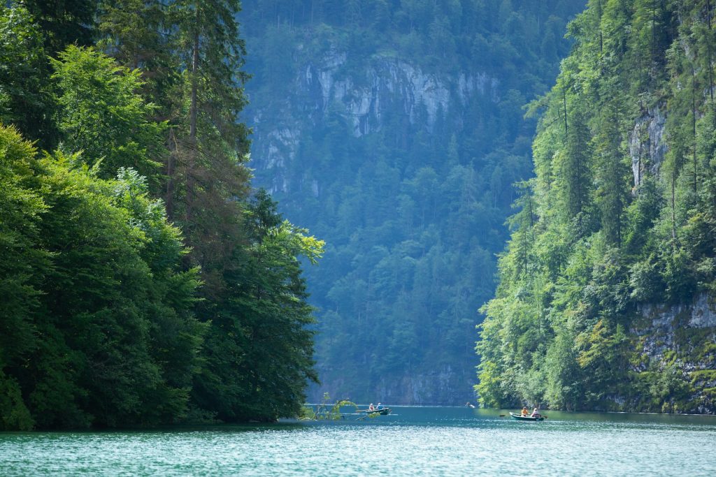 Königssee Bootsfahrt Tipps: Impression von der Fahrt mit dem Elektroboot auf dem See