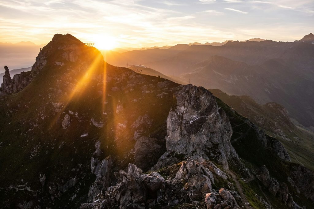 Sächsische Schweiz Wanderung auf einem Pfad zwischen Sandsteinfelsen mit Aussicht ins Elbtal bei sonnigem Wetter