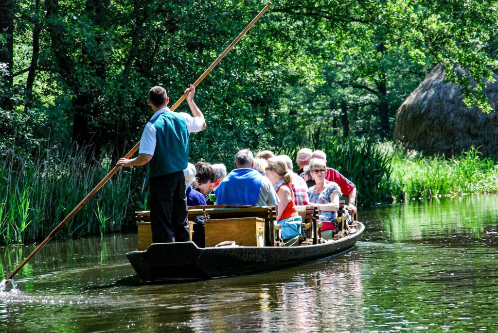 Stimmungsvolle Szene im Spreewald als Inspiration für ein Spreewald Wochenende