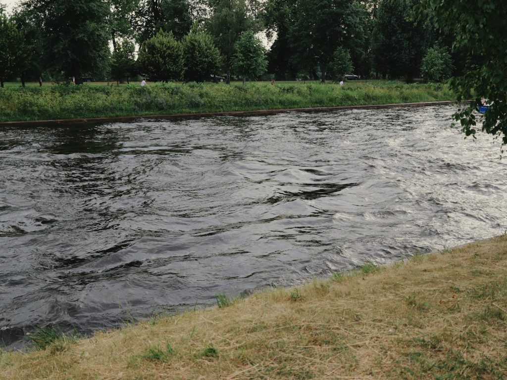 Uckermark Badestellen – ruhiger Badesee in der Natur mit Zugang zum Wasser an einem sonnigen Tag