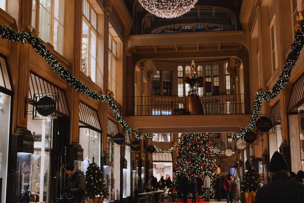 Weihnachtsmarkt Leipzig 2025 auf dem Marktplatz in Leipzig mit festlich beleuchteten Buden, großem Weihnachtsbaum und Besuchern in der Abenddämmerung