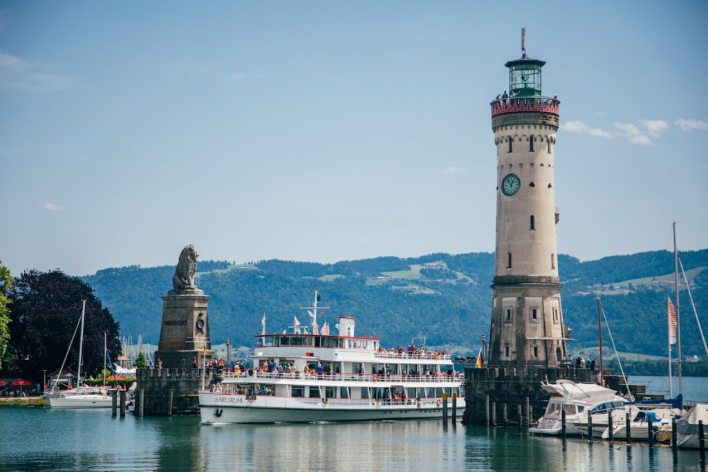 Bodensee Urlaub ohne Auto – Blick über den See und eine Uferpromenade