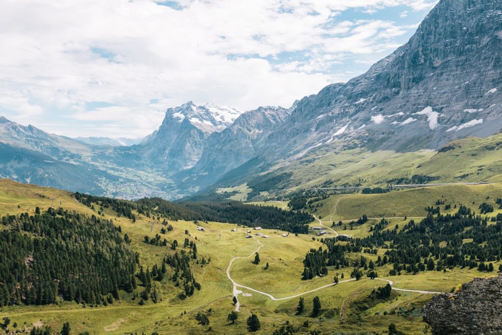 Hüttenwanderung mit Kindern in den Alpen: leichter Bergpfad zur Almhütte mit Weitblick