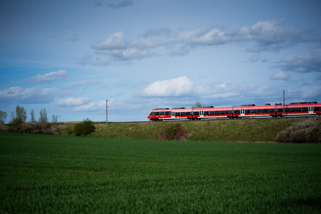 Symbolbild: Kurzurlaub ohne Auto in Deutschland – entspannt unterwegs mit Bahn, Bus und Nahverkehr